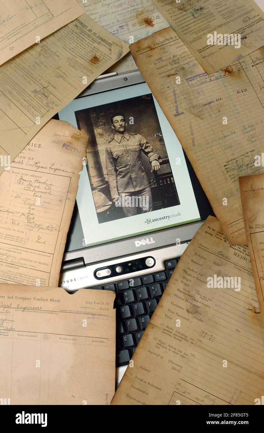 VIEUX PAPIER WWI ENREGISTRE ET MAINTENANT CEUX EN LIGNE, ASCENDANCE.CO.UK, Y COMPRIS LA PHOTO DE JOHN WILLIAM BALLINGER. 22/2/07 TOM PILSTON Banque D'Images