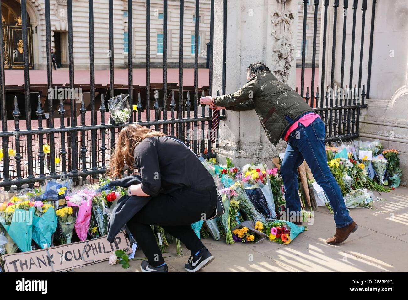 Londres, Royaume-Uni. 09 avril 2021. Fleurs hommages rendus par les gens au Palais de Buckingham après la mort du prince Philippe. Crédit: Waldemar Sikora Banque D'Images