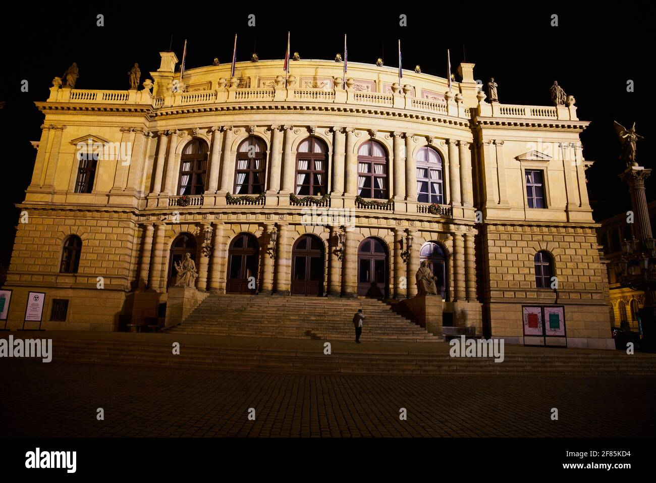 PRAGUE, RÉPUBLIQUE TCHÈQUE - 01 janv. 2021: Prague, République Tchèque - 1er janvier 2021: Vue de nuit de la salle de concert Rudolfinum à Prague Banque D'Images