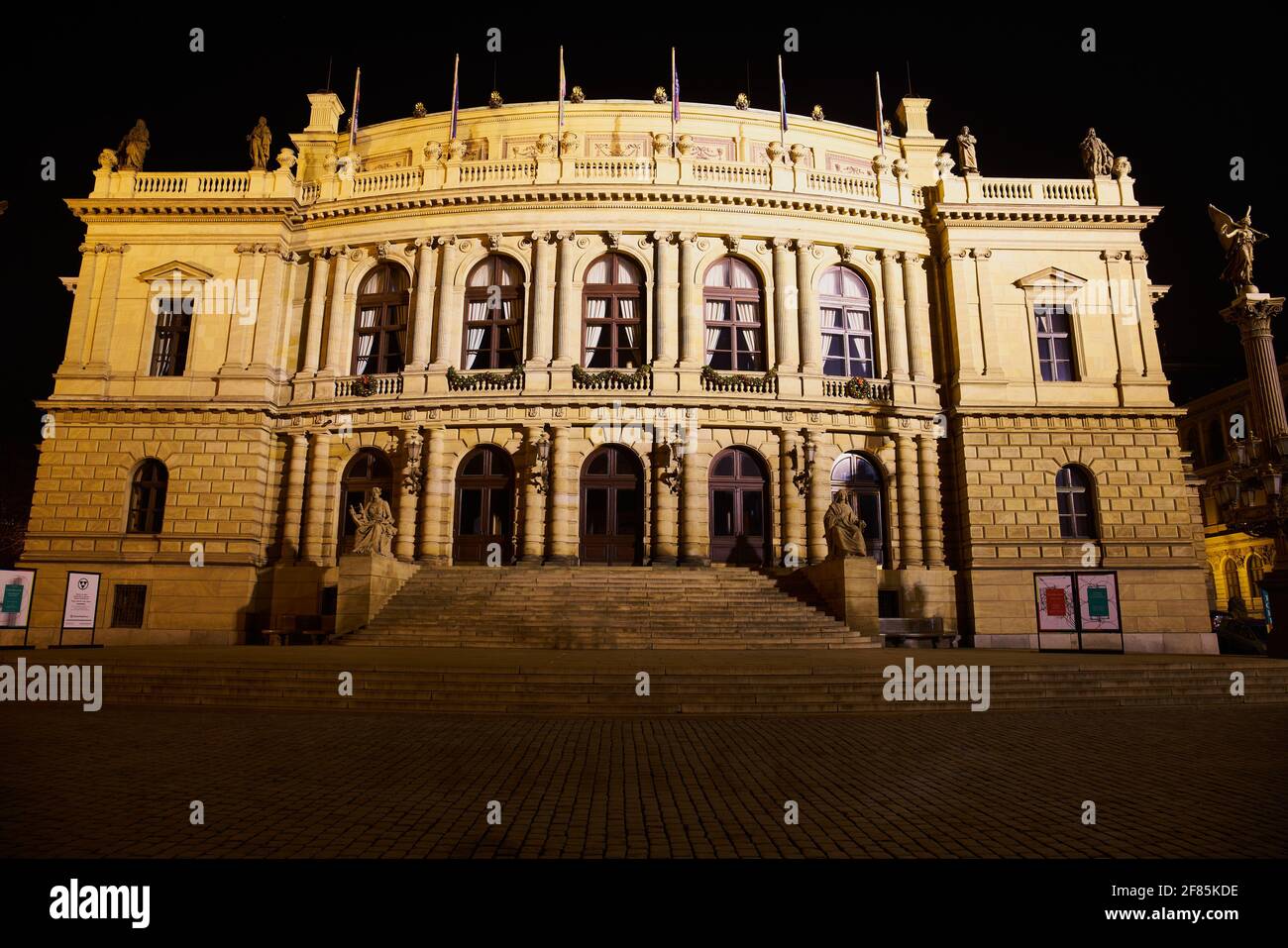 PRAGUE, RÉPUBLIQUE TCHÈQUE - 01 janv. 2021: Prague, République Tchèque - 1er janvier 2021: Vue de nuit de la salle de concert Rudolfinum à Prague Banque D'Images