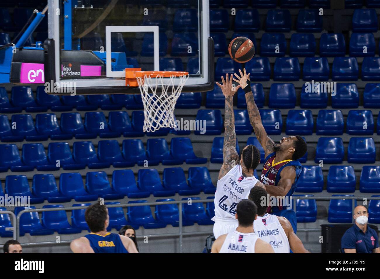 Espagne. 11 avril 2021. BARCELONE, ESPAGNE - AVRIL 11 : Brandon Davies (0) de Barcaand Jeffery Taylor (44) du Real Madrid pendant le match Barcavs Real Madrid de la ligue ACB le 11 avril 2021, à Palau Blaugrana, Barcelone, Espagne. (Photo de Pau de la Calle/SipaUSA). Credit: SIPA USA/Alay Live News Banque D'Images