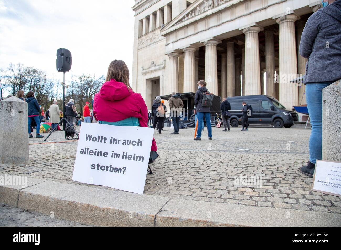 Woldt ihr auch alleine im Heim sterben? ' Hunderte Menschen aus dem Querdenken Spektrum versammelten sich am 11. Avril 2021 à München, UM gegen sämtliche Corona Maßnahmen zu demonstrieren. - lecture du signe: ' voulez-vous mourir seul dans une maison de retraite? ' le 11 2021 avril, des centaines de personnes se sont jointes à une manifestation contre toutes les mesures Covid à Munich, en Allemagne. (Photo par Alexander Pohl/Sipa USA) crédit: SIPA USA/Alay Live News Banque D'Images