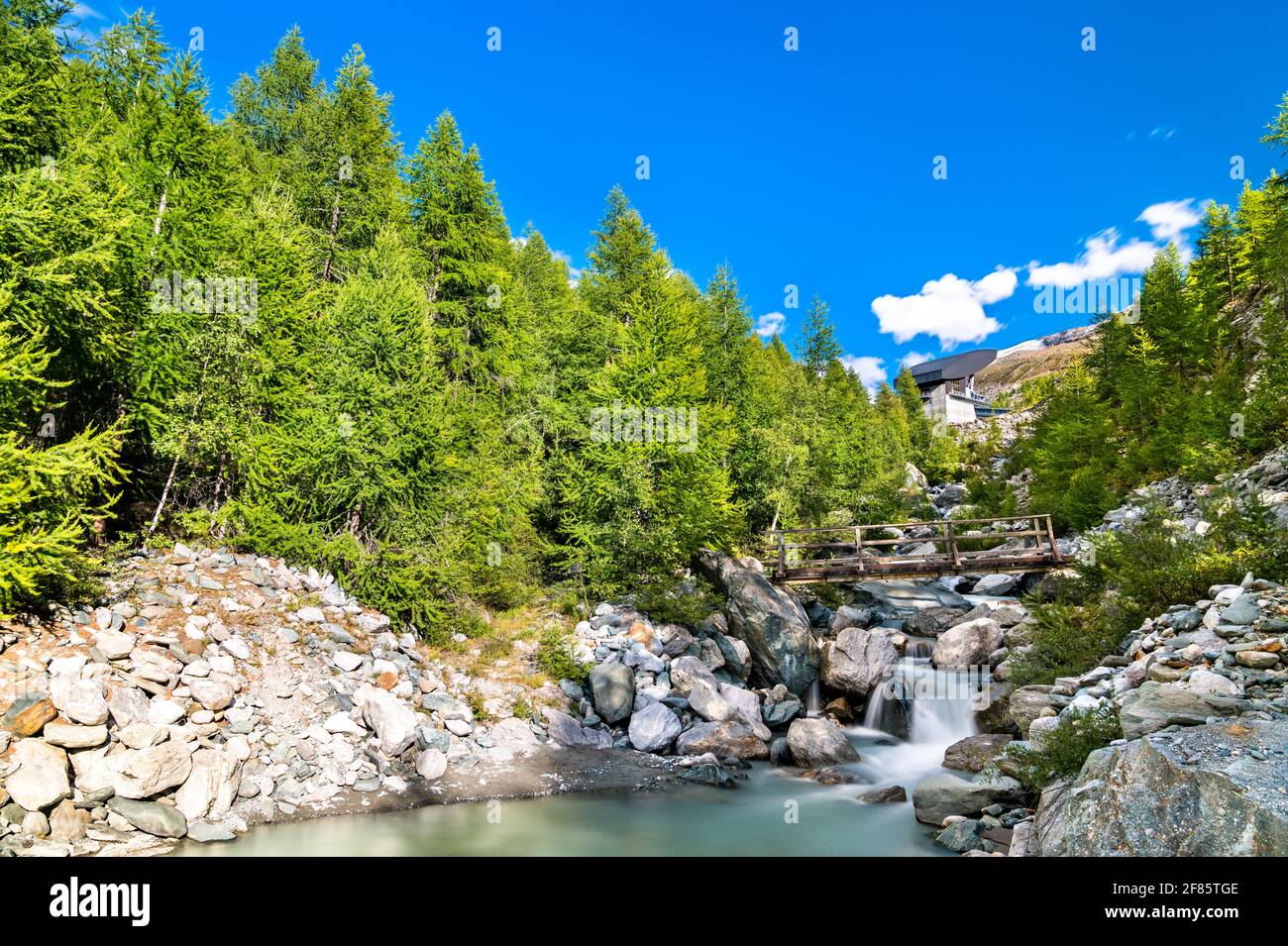 Le ruisseau Findelbach dans les Alpes Pennines en Suisse Banque D'Images