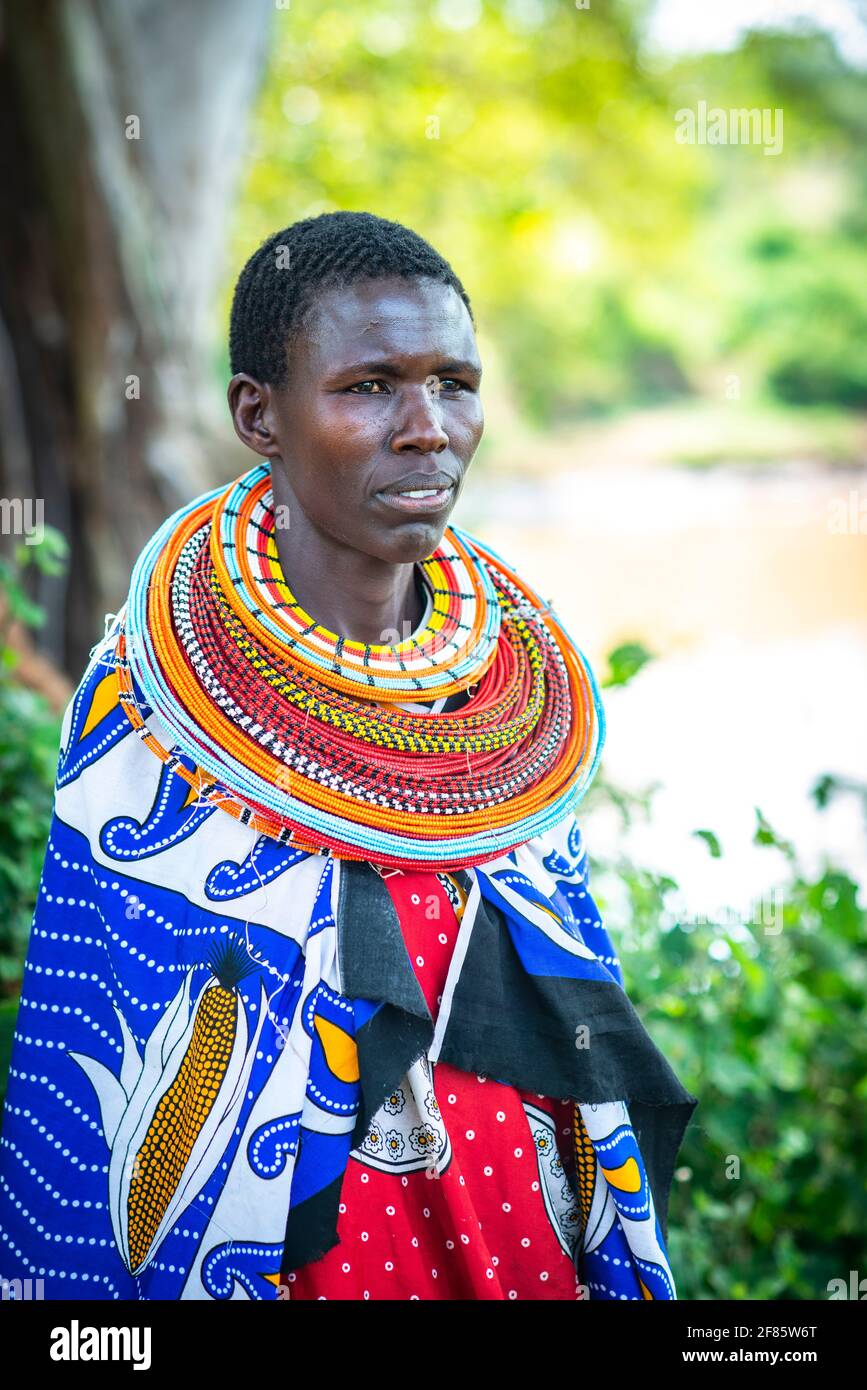 Femme maasai africaine traditionnelle portant un collier à perles et un  shuka coloré tissu Photo Stock - Alamy