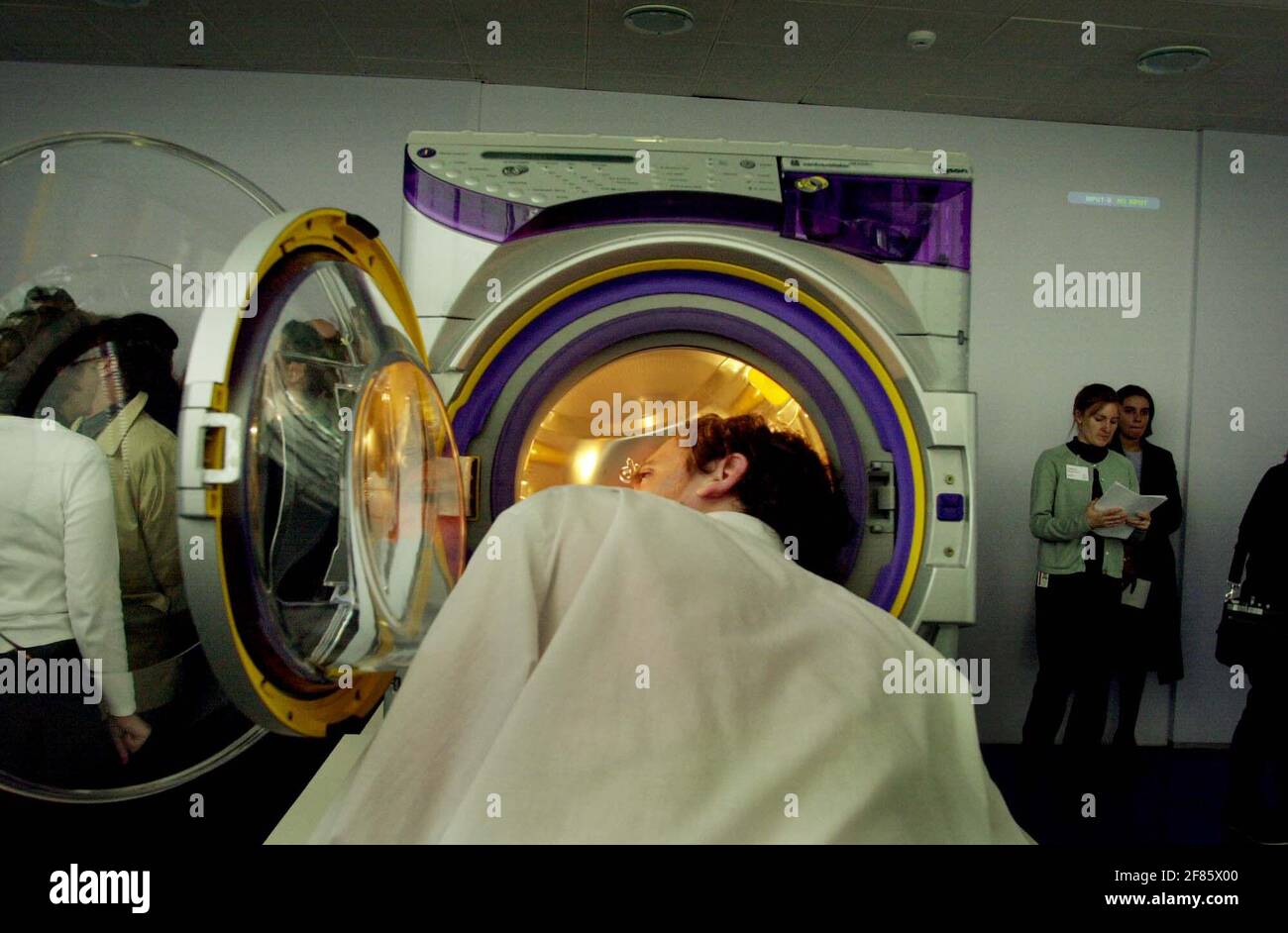 Un journaliste inspecte la nouvelle machine à laver dyson à son lancement  Photo Stock - Alamy