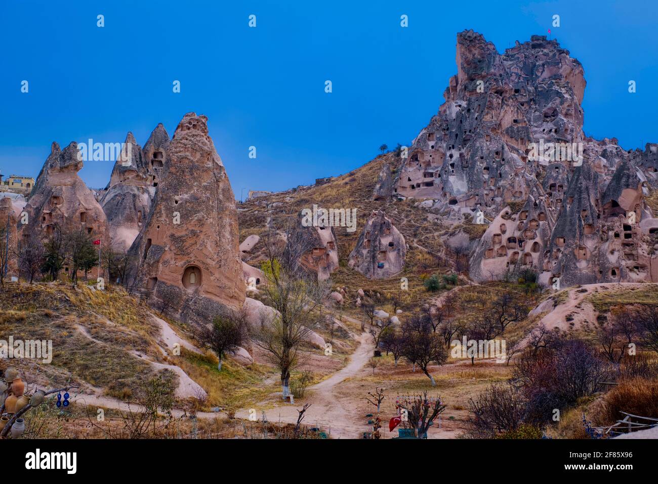 Le parc national de Göreme et les sites de roche de Cappadoce, ayant été largement utilisé et modifié par l'homme pendant des siècles, est un paysage d'harmonie combi Banque D'Images