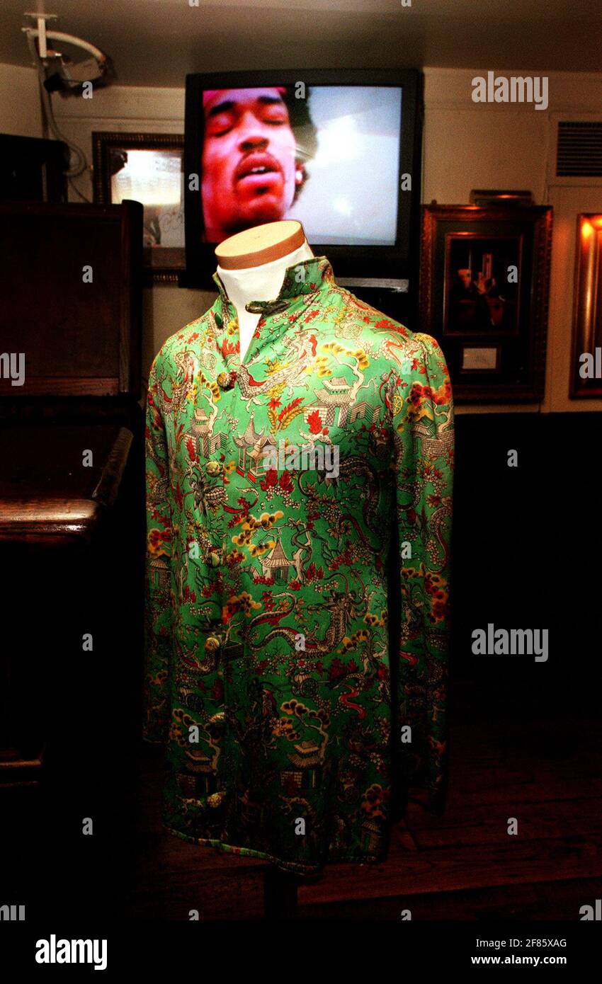 une veste de style oriental portée par jimi hendrix au hard rock cafe  aujourd'hui. sera mise aux enchères au sotheby's pour le compte d'un  collectionneur privé et devrait récupérer 18-20,000. photo par