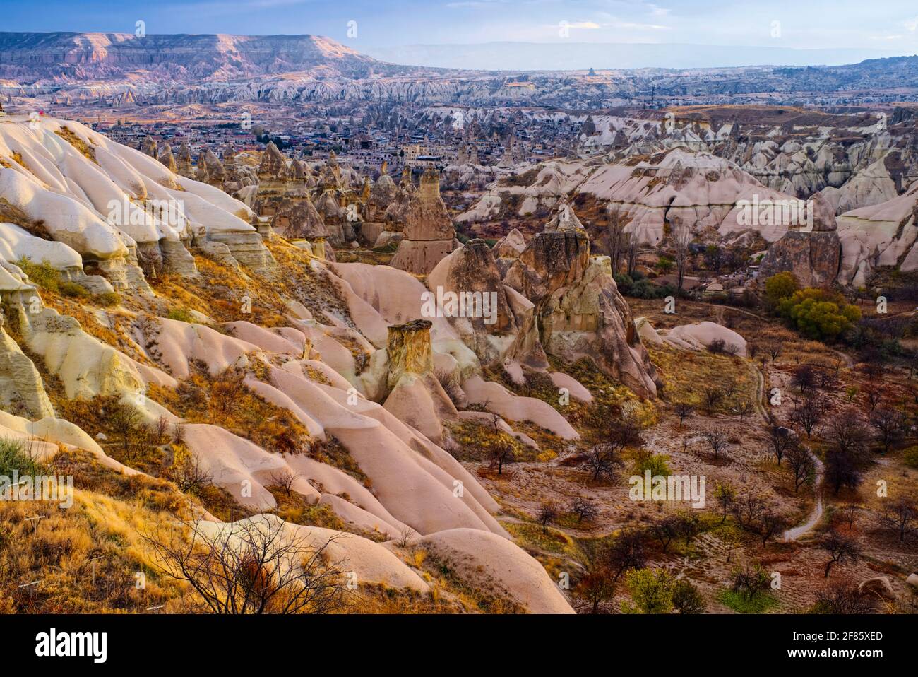 J'ai visité Göreme en décembre pendant la pandémie, je pense que c'était un moment parfait. La ville était confortable et endormie, j'avais l'impression d'être quelque part à la fin de la ville Banque D'Images