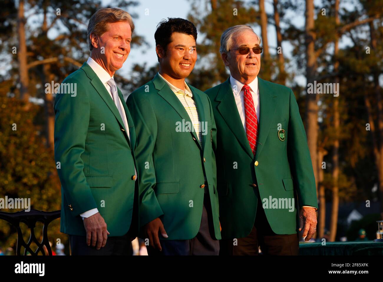 Golf - The Masters - Augusta National Golf Club - Augusta, Géorgie,  États-Unis - 11 avril 2021 le Japon Hideki Matsuyama pose dans sa veste  verte avec le Président du Augusta National