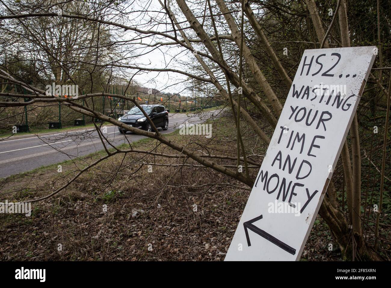 Wendover, Royaume-Uni. 9 avril 2021. Un panneau devant le camp de résistance actif de Wendover, occupé par des militants opposés à la liaison ferroviaire à grande vitesse HS2, fait référence aux travaux d'abattage d'arbres effectués par des entrepreneurs HS2 le 9 avril 2021 à Wendover, au Royaume-Uni. Des travaux d'abattage d'arbres pour le projet ont maintenant lieu à plusieurs endroits entre Great Missenden et Wendover dans l'AONB de Chilterns, y compris à Jones Hill Wood. Crédit : Mark Kerrison/Alamy Live News Banque D'Images