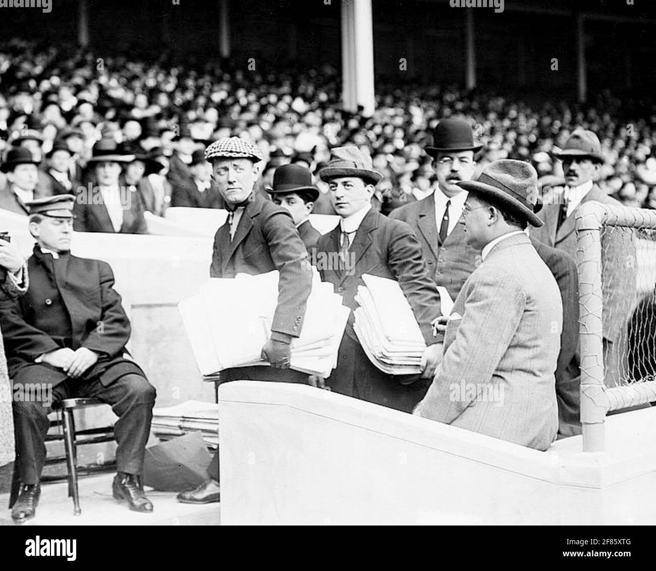 George M. Cohan à un match de baseball pour recueillir des fonds pour les survivants de la catastrophe du Titanic RMS, The Polo Grounds, New York, 21 avril 1912. Banque D'Images