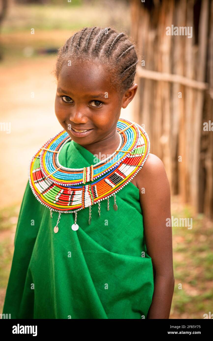 Jeune fille de Maasai en vêtements traditionnels Banque D'Images