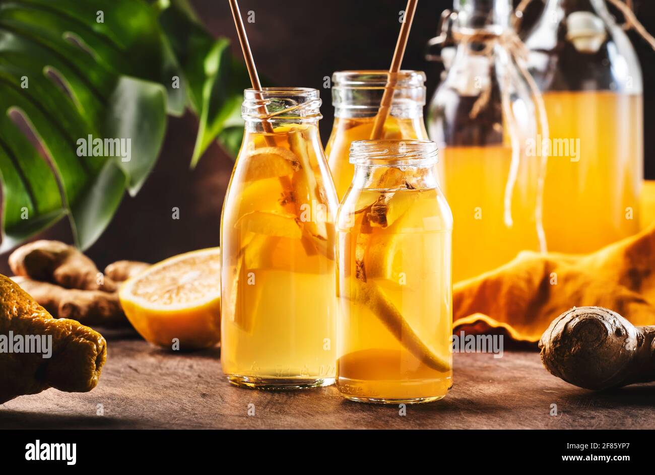 Boisson saine Kombucha fermentée avec gingembre brut et citron Bouteilles en verre. Thé prêt à boire Banque D'Images