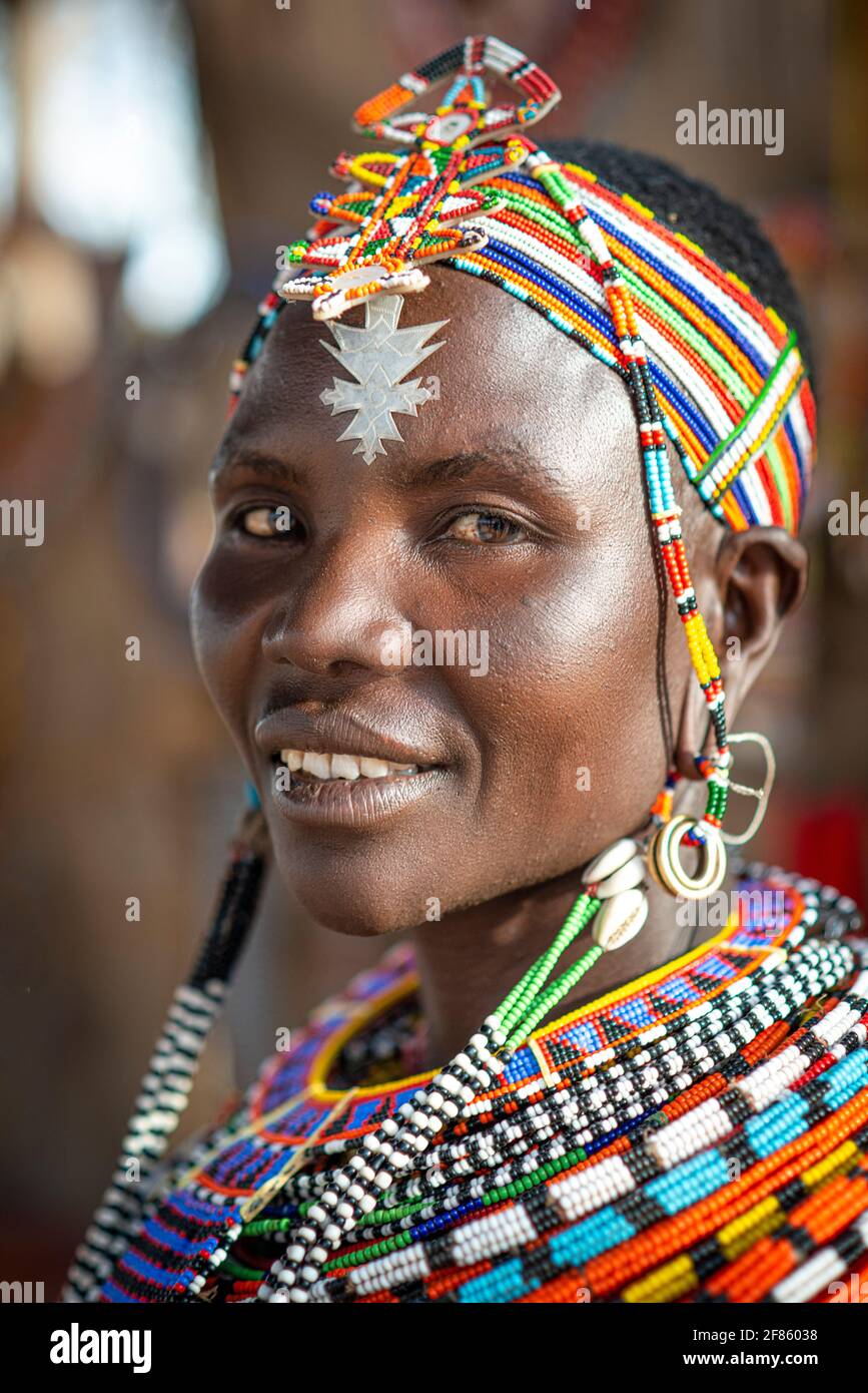 Samburu femme dans le travail traditionnel de perles et les vêtements Banque D'Images