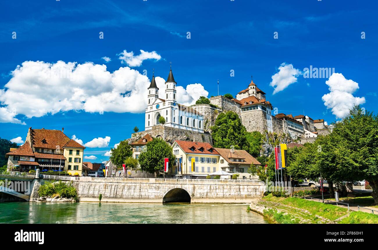 Château d'Aarburg et église en Suisse Banque D'Images