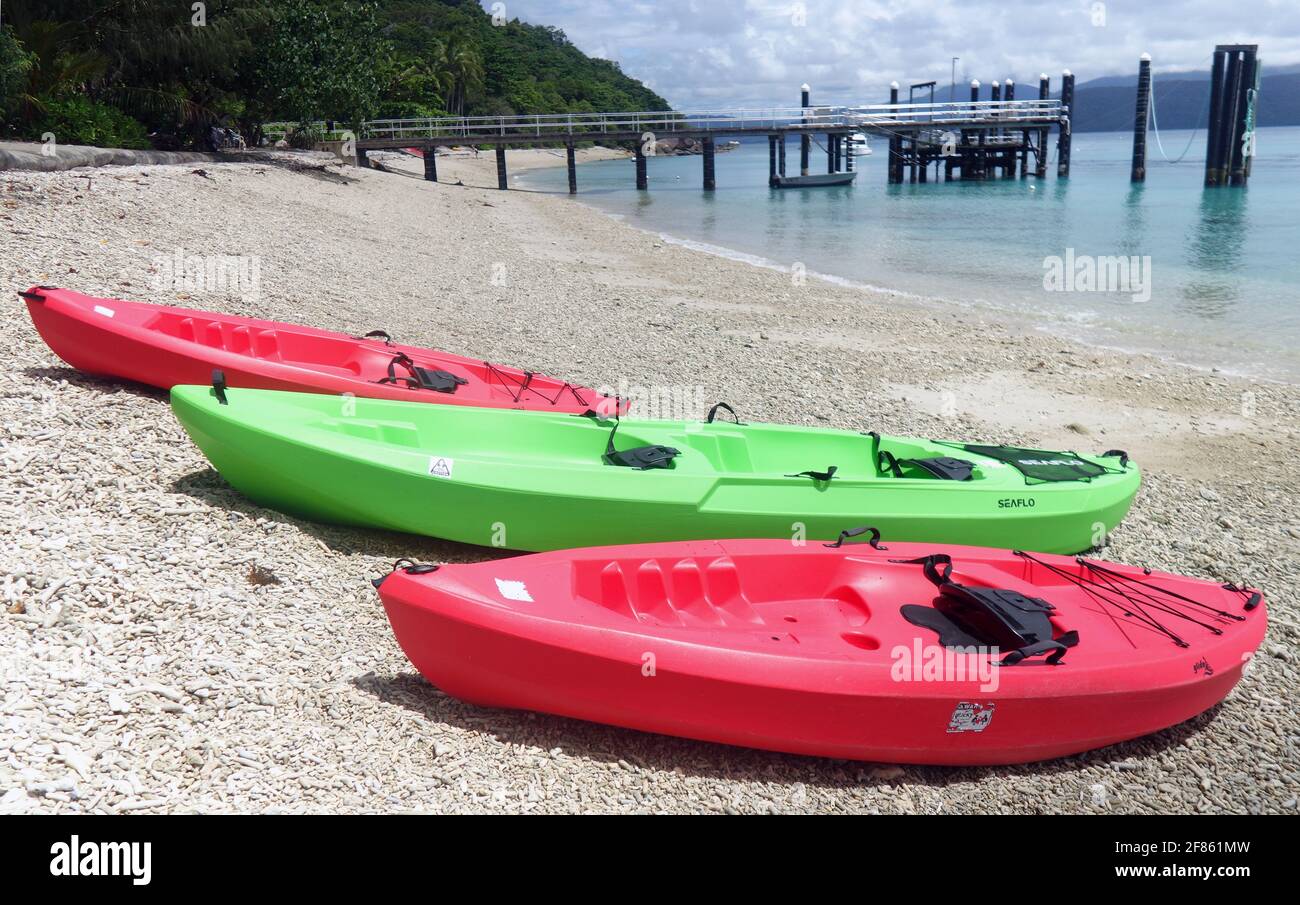 Kayaks colorés sur la plage, Fitzroy Island, Great Barrier Reef Marine Park, près de Cairns, Queensland, Australie. Pas de PR Banque D'Images