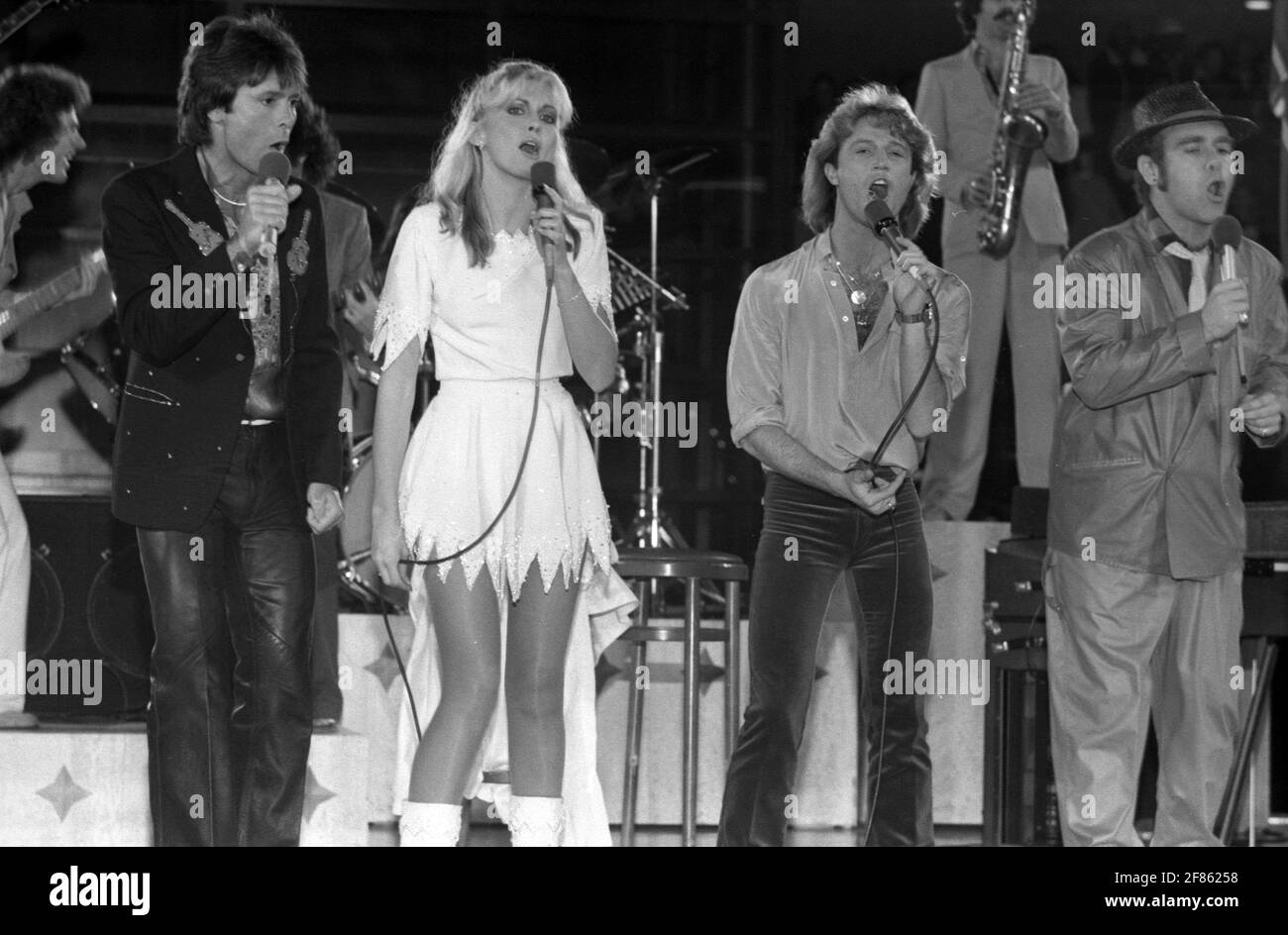 Cliff Richard, Olivia Newton-John, Andy Gibb et Elton John le 19 mars 1980 crédit : Ralph Dominguez/MediaPunch Banque D'Images