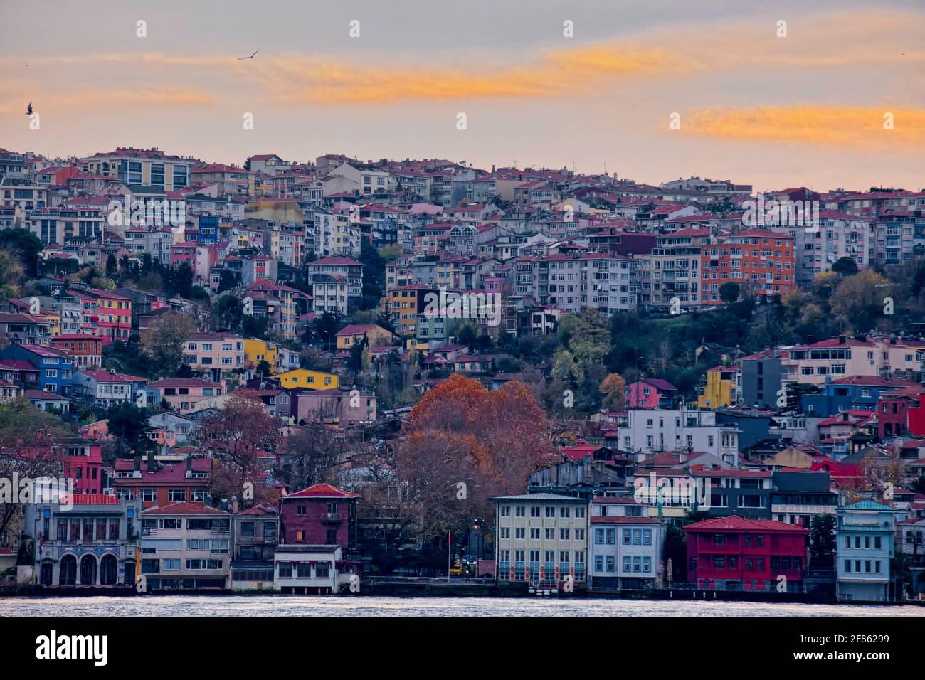 Le Bosphore est l'une des régions les plus populaires d'Istanbul pour ses habitants, en particulier pendant l'été pour son climat. Ses rivages sont bordés de n Banque D'Images