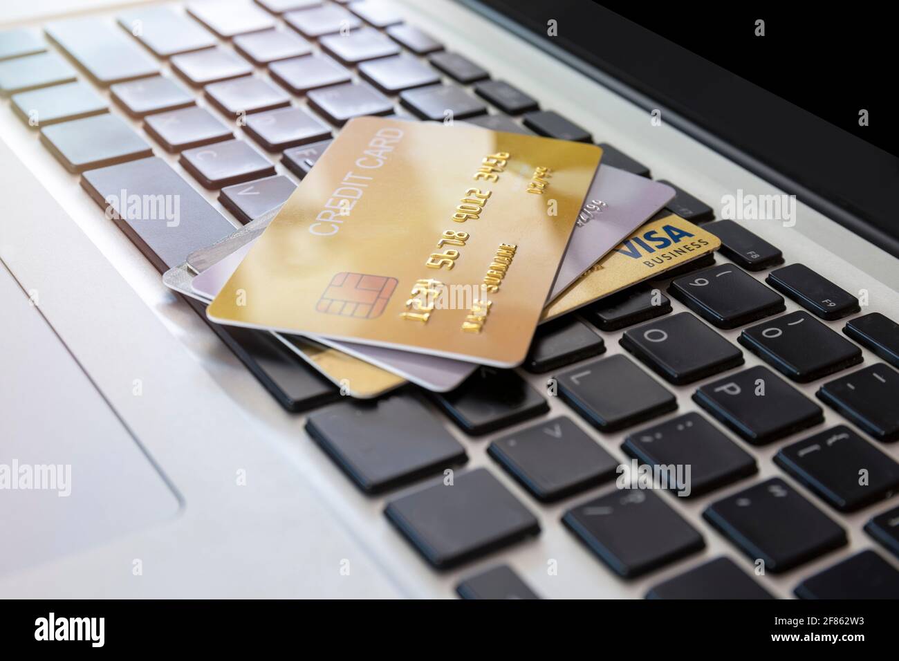 Gros plan carte de crédit sur ordinateur portable de plan de travail d'affaires. Beaucoup de carte de crédit sur ordinateur portable clavier de paiement d'achats en ligne. Paiement par carte de crédit pour les achats Banque D'Images