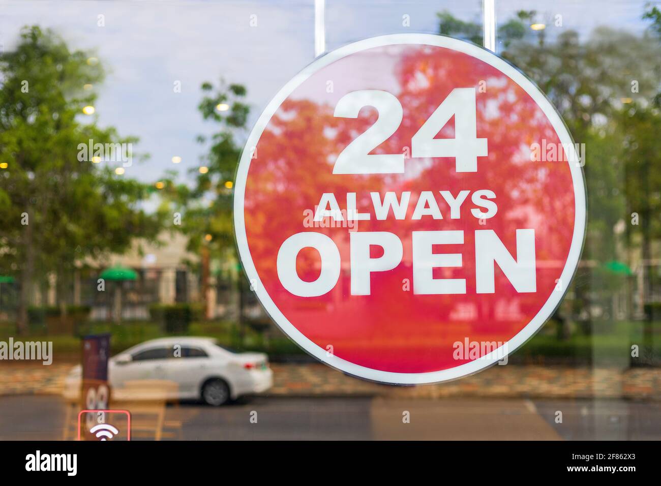 24 heures toujours ouvert panneau devant le café-restaurant ou l'espace de travail commun dans la ville. 24 heures toujours ouvert affiche du magasin du rayon près de ro Banque D'Images