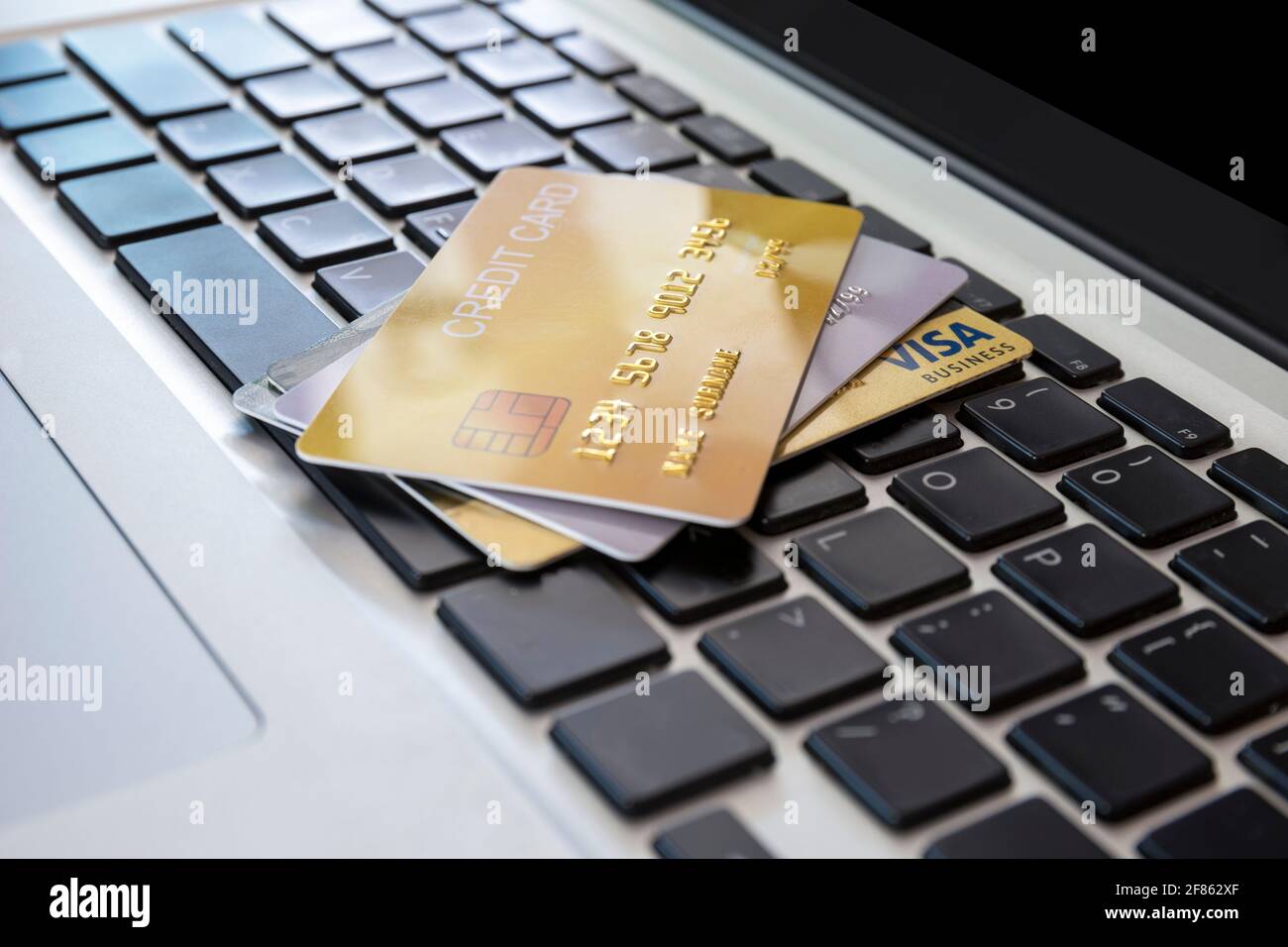 Gros plan carte de crédit sur ordinateur portable de plan de travail d'affaires. Beaucoup de carte de crédit sur ordinateur portable clavier de paiement d'achats en ligne. Paiement par carte de crédit pour les achats Banque D'Images