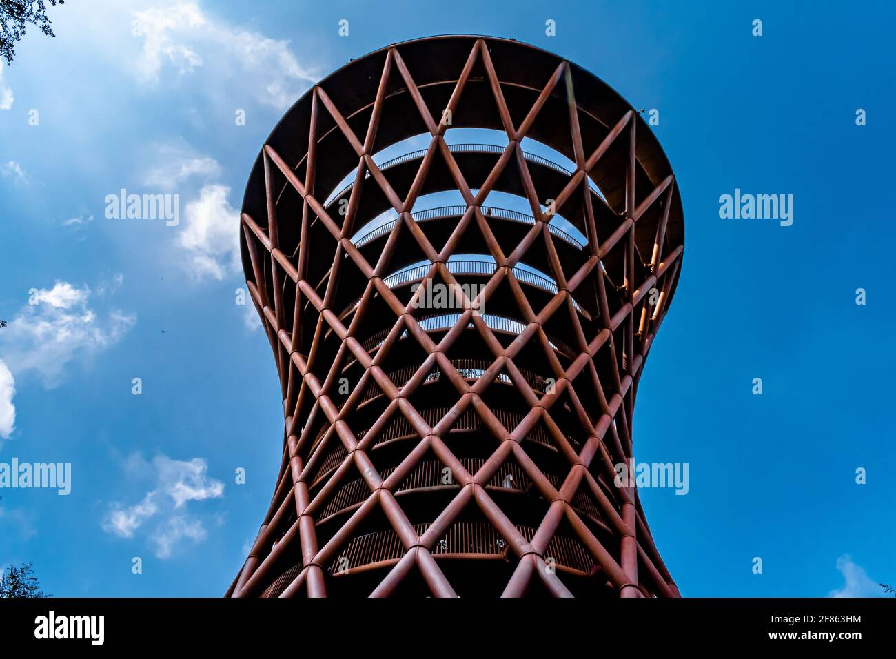 Camp Adventure Forest observation Tower, Danemark, pendant la journée ensoleillée Banque D'Images