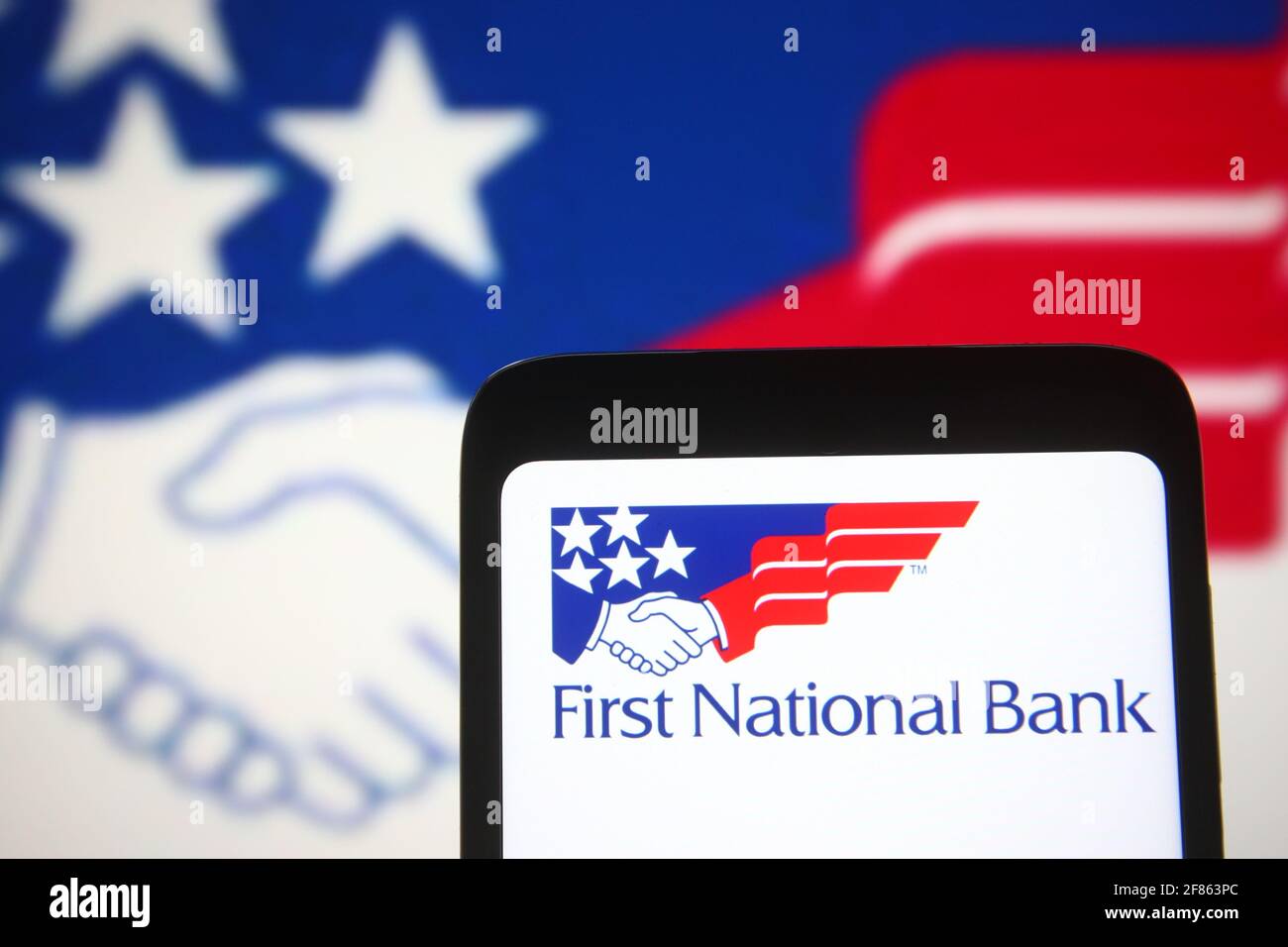 Dans cette illustration, le logo de la première Banque nationale (FNB) est visible sur un smartphone et un écran d'ordinateur. Banque D'Images