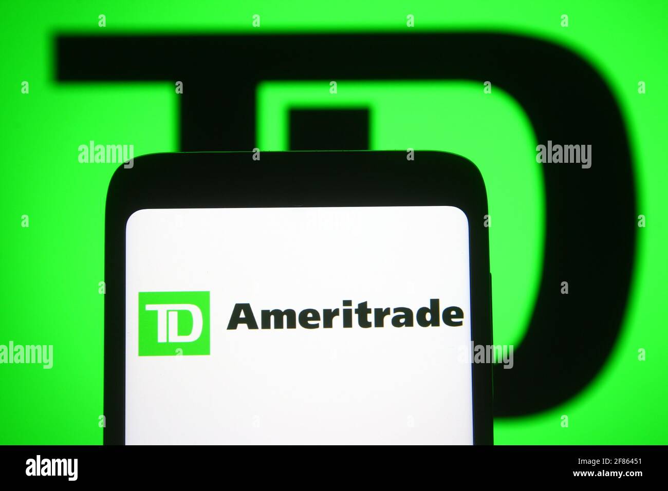 Ukraine. 12 avril 2021. Dans cette illustration, le logo TD Ameritrade d'une société de services financiers est visible sur un téléphone intelligent et un écran d'ordinateur. Credit: Pavlo Gonchar/SOPA Images/ZUMA Wire/Alay Live News Banque D'Images