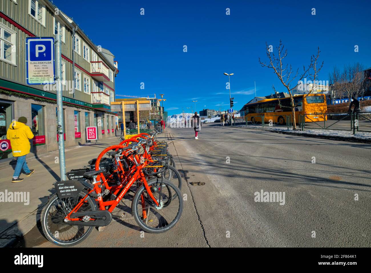 Si vous préférez explorer la ville par vous-même, vous pouvez facilement vous promener dans le centre-ville en quelques heures. Nous avons créé une carte de la ville de Reykjavík Banque D'Images