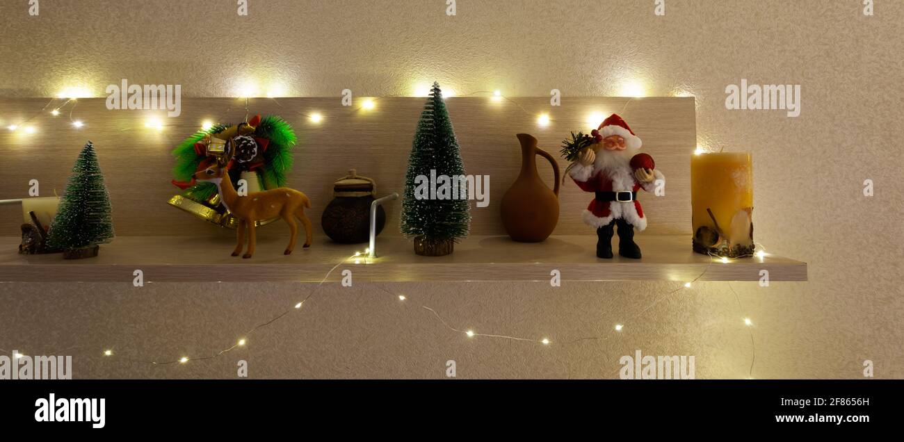Le Père Noël, le cerf, les arbres de Noël se tiennent sur l'étagère Banque D'Images