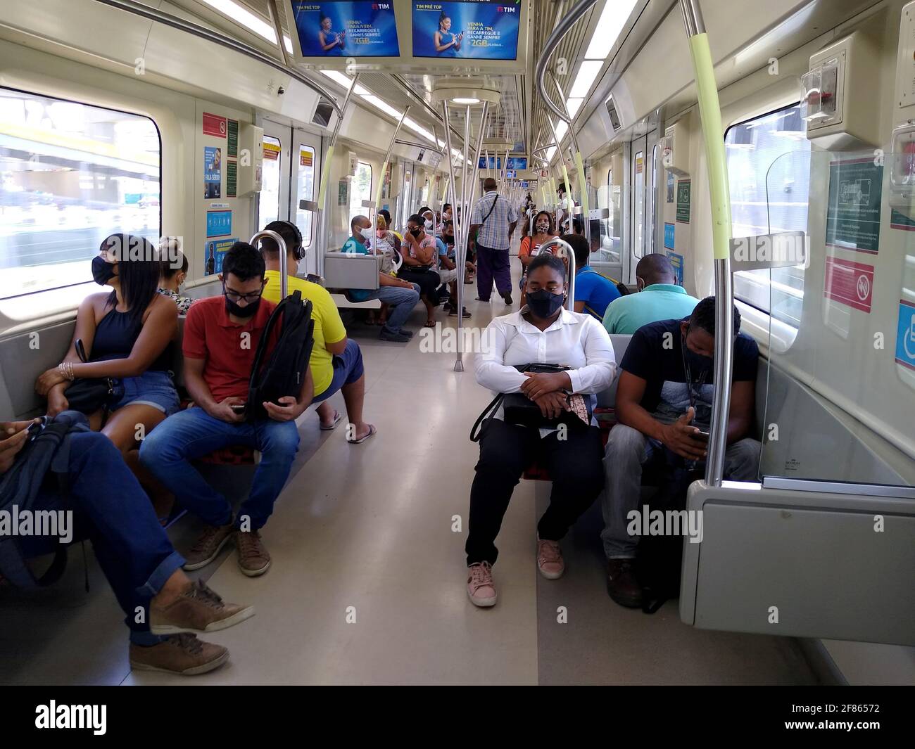 salvador, bahia, brésil - 21 janvier 2021: Les gens qui n'ont pas vu porter un masque facial dans une voiture de métro dans la ville de Salvador. *** Légende locale *** Banque D'Images