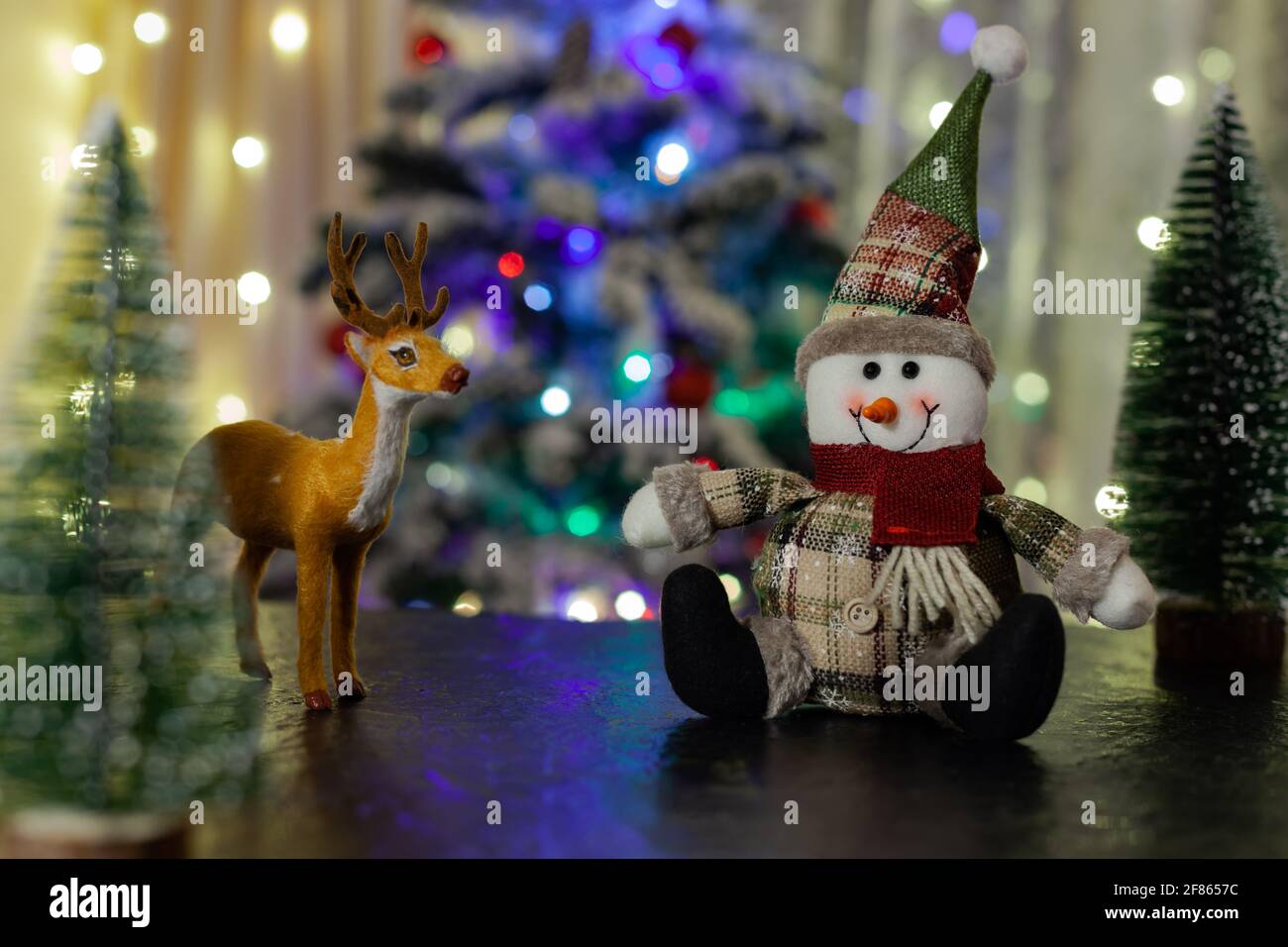 Bonhomme de neige et cerf de Noël en peluche, carte du nouvel an Banque D'Images