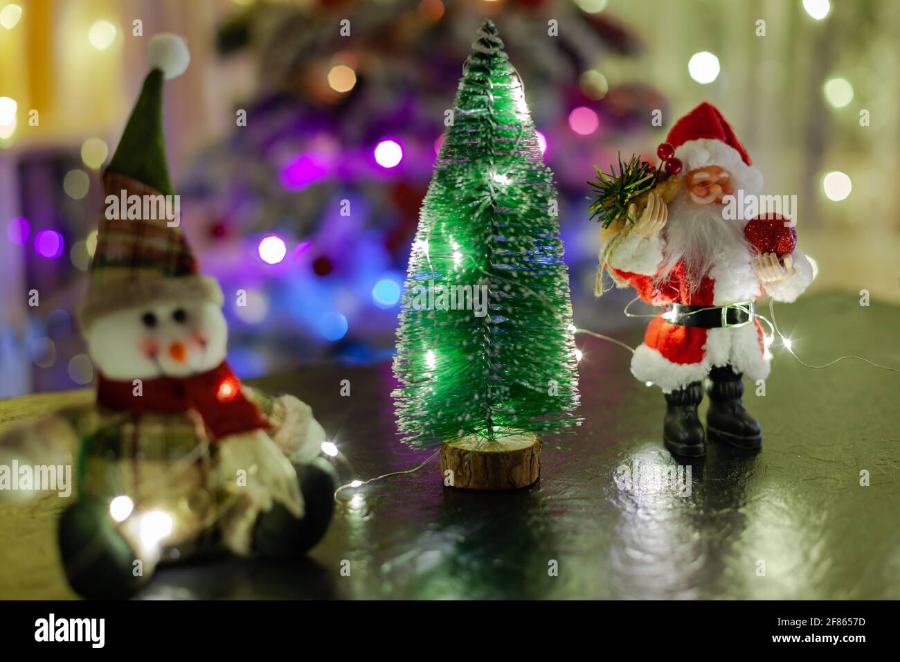 Arbre de Noël jouet avec le Père Noël et le bonhomme de neige Banque D'Images