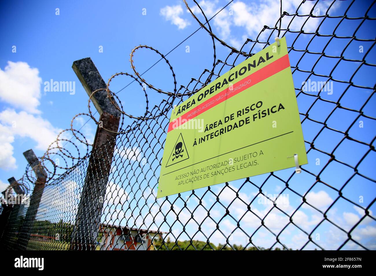 salvador, bahia, brésil - 18 janvier 2021: Sign informe sur la zone opérationnelle avec accès des personnes retrito dans les dépendances de Salvador Internation Banque D'Images