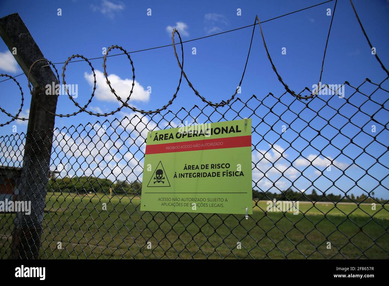 salvador, bahia, brésil - 18 janvier 2021: Sign informe sur la zone opérationnelle avec accès des personnes retrito dans les dépendances de Salvador Internation Banque D'Images