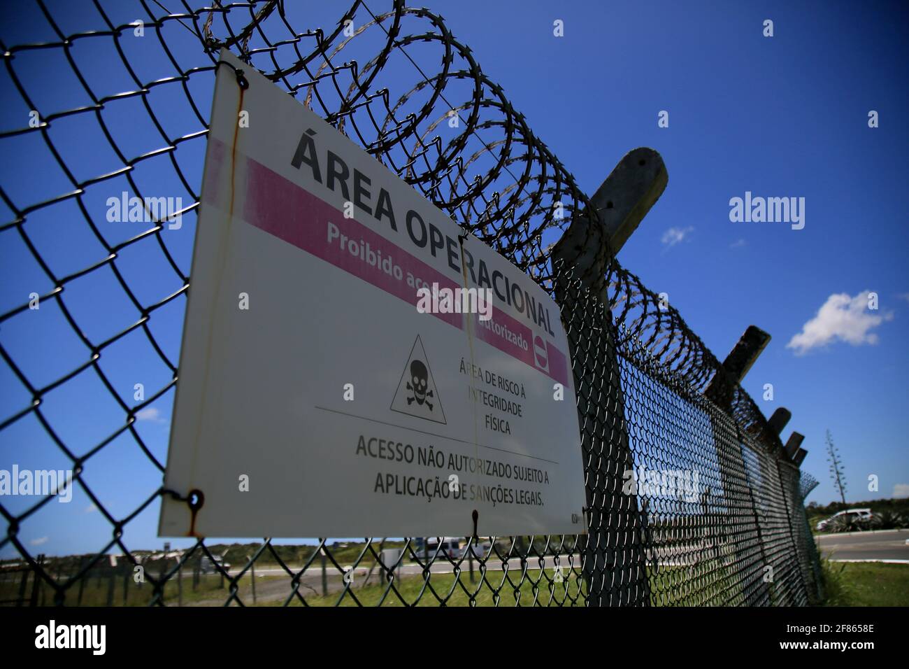 salvador, bahia, brésil - 18 janvier 2021: Sign informe sur la zone opérationnelle avec accès des personnes retrito dans les dépendances de Salvador Internation Banque D'Images
