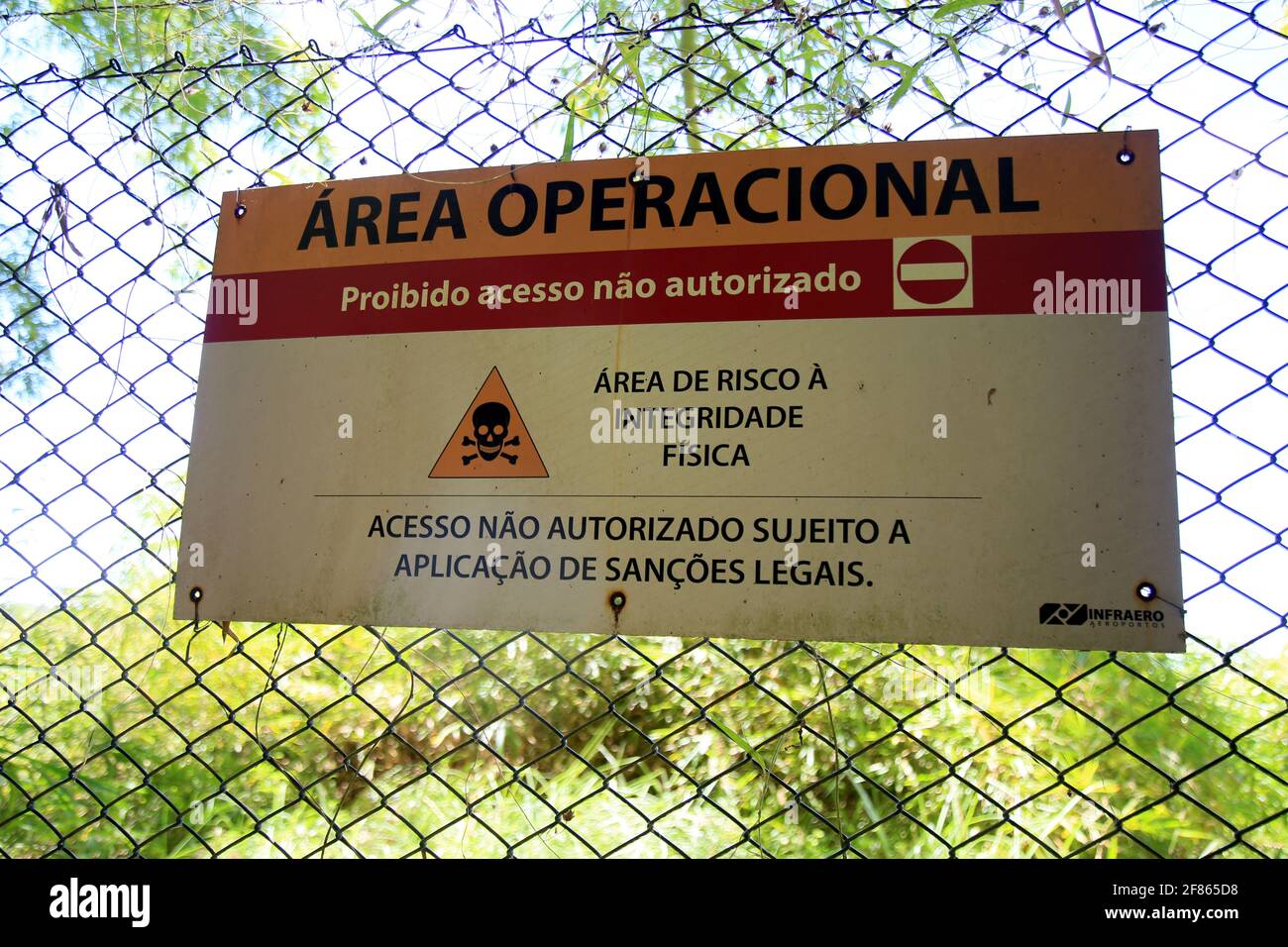 salvador, bahia, brésil - 18 janvier 2021: Sign informe sur la zone opérationnelle avec accès des personnes retrito dans les dépendances de Salvador Internation Banque D'Images