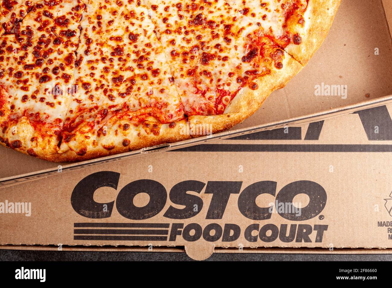 Clarksburg, Maryland, États-Unis 04-7-2021: Gros plan plat plan vue du dessus image d'une boîte de carton de délicieux pizza au fromage COSTCO faite à la commande. Affaire très populaire pr Banque D'Images