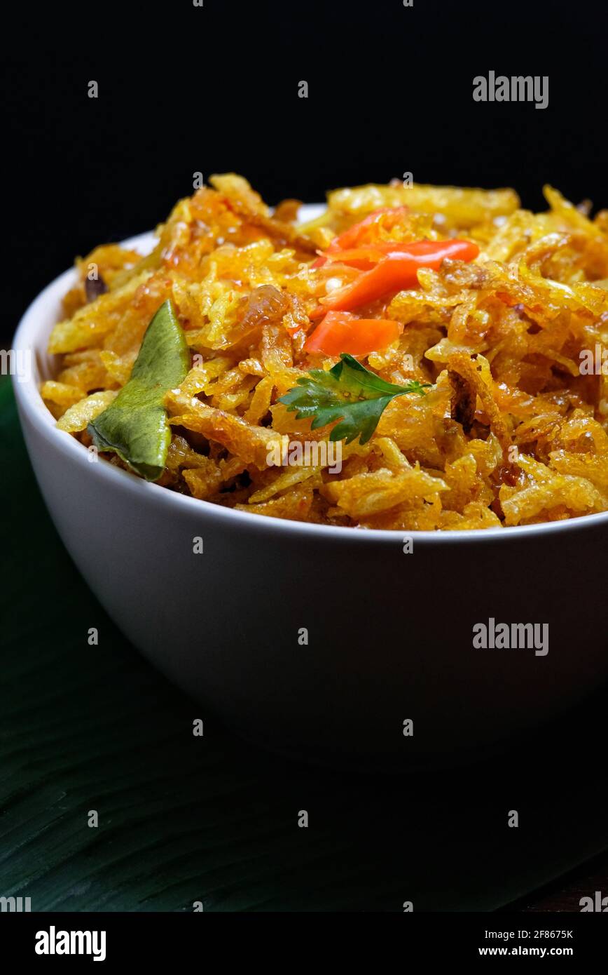 bâtonnets de pommes de terre croustillants servis dans un bol, également connu sous le nom de kentang de kering Banque D'Images