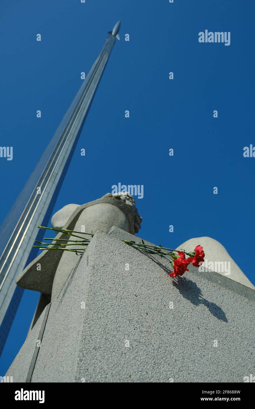 Œillets rouges vus au pied du monument du théoricien du cosmonautique soviétique Konstantin Eduardovich Tsiolkovsky. Le musée de la Cosmonautics est l'un des plus grands musées scientifiques et historiques au monde. L'histoire du musée a commencé dans la seconde moitié du XXe siècle, quand en 1964 un monument aux conquérants de l'espace est apparu sur la carte de Moscou. La fusée en titane de VDNKh est devenue le symbole d'un bond technologique qualitatif de son temps. Le lancement du premier satellite artificiel de la Terre, les premiers êtres vivants et le premier homme dans l'espace sont devenus le poin de départ Banque D'Images