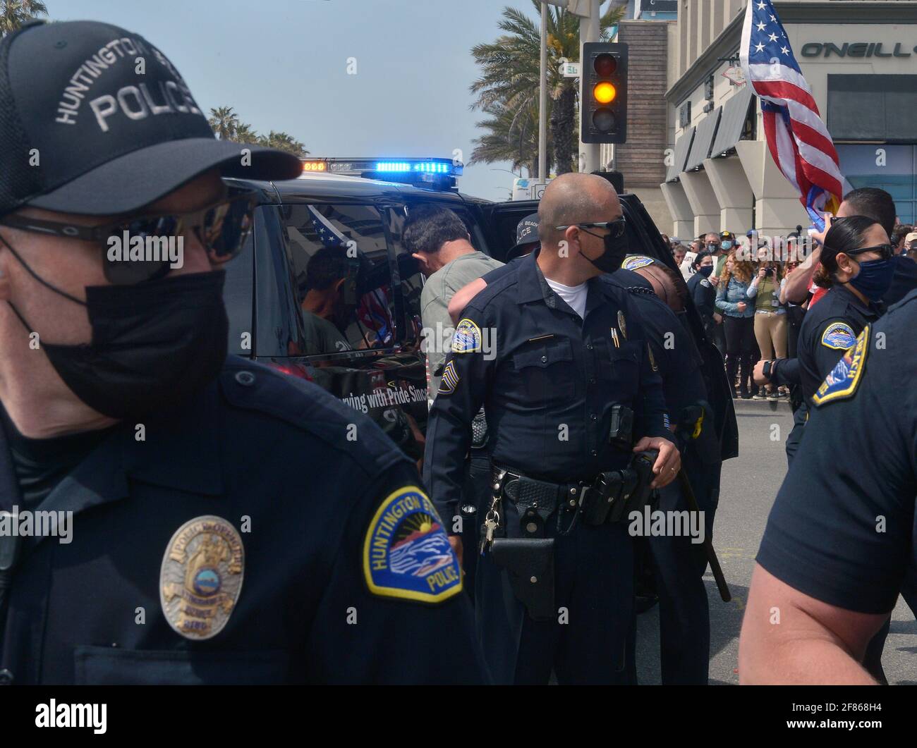 Un policier de Huntington Beach arrête un partisan de Trump lors d'une manifestation d'affaire White Lives prévue et contre la manifestation d'affaire Black Lives à Huntington Beach, en Californie, le dimanche 11 avril 2021. Les manifestants du BLM ont occupé Pier Plaza pour empêcher les manifestants du groupe du WLM. Le rassemblement du WLM faisait partie d'un groupe national de manifestations prévues dans une poignée de villes à travers le pays pour combattre ce que les organisateurs considèrent comme la menace pour la course blanche du multiculturalisme et ce qu'ils considèrent comme la tendance « anti-blanche » dans les médias, le gouvernement et l'éducation. Photo de Jim Ruymen/UPI Banque D'Images