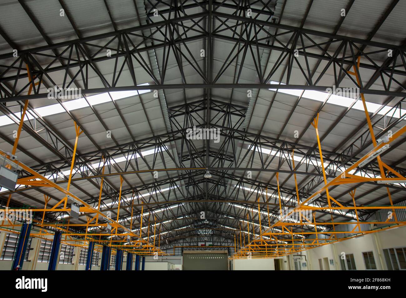 Cadre de toit en acier, centre de réparation de voitures, l'intérieur d'un grand bâtiment industriel ou d'une usine avec des constructions en acier, à l'intérieur de la structure de toit Banque D'Images