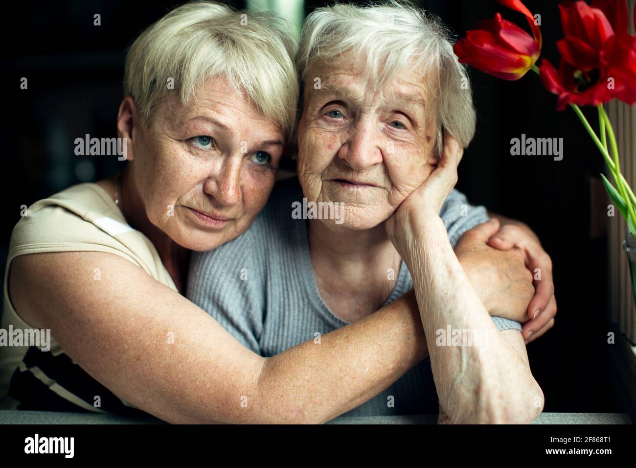 Portrait d'une vieille femme avec sa fille à la maison. Banque D'Images