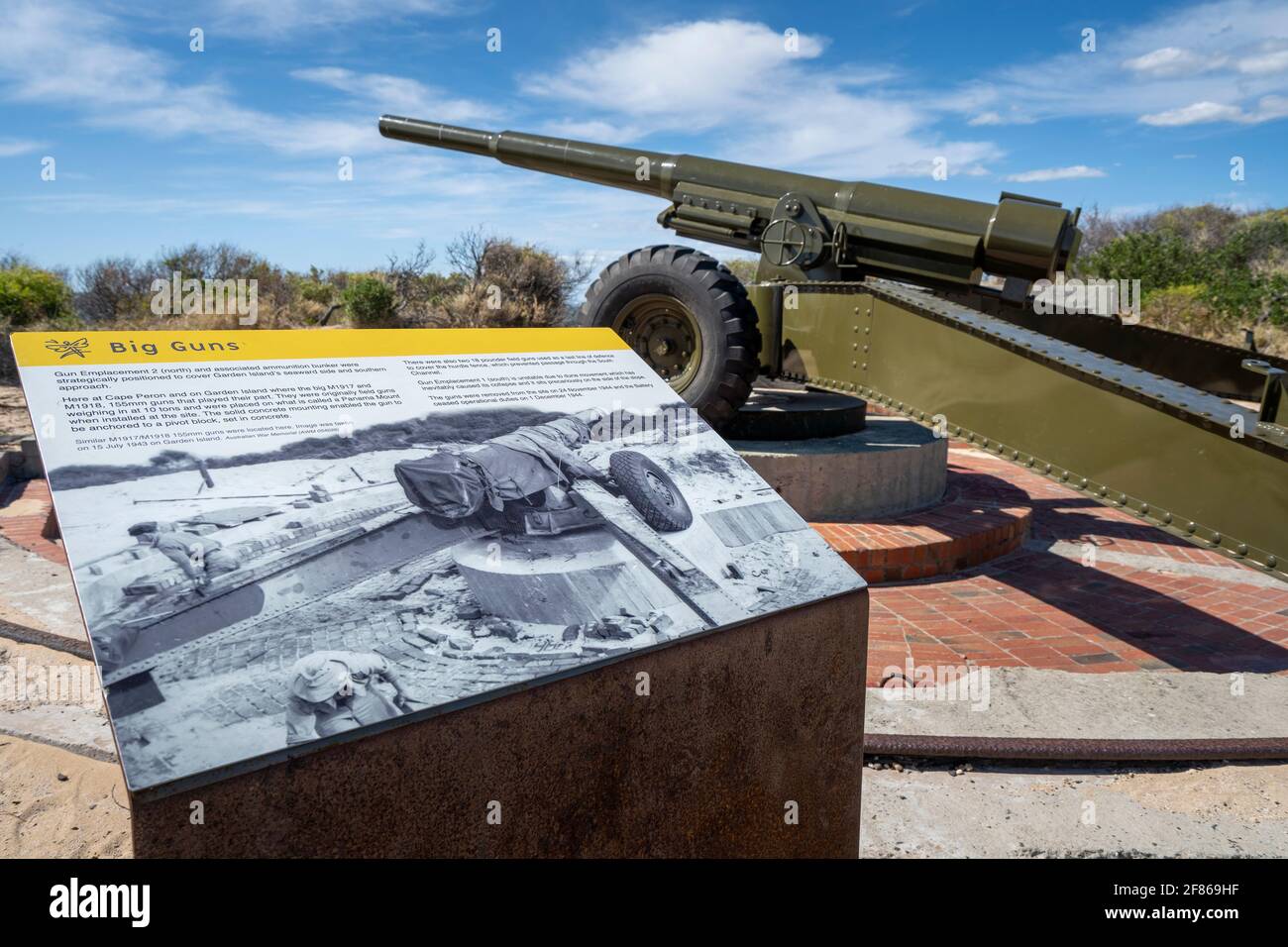 Réplique d'un canon artillaire de 155mm de K Heavy Battery à Peron Battery, Cape Peron, parc régional de Rockingham, Australie occidentale Banque D'Images