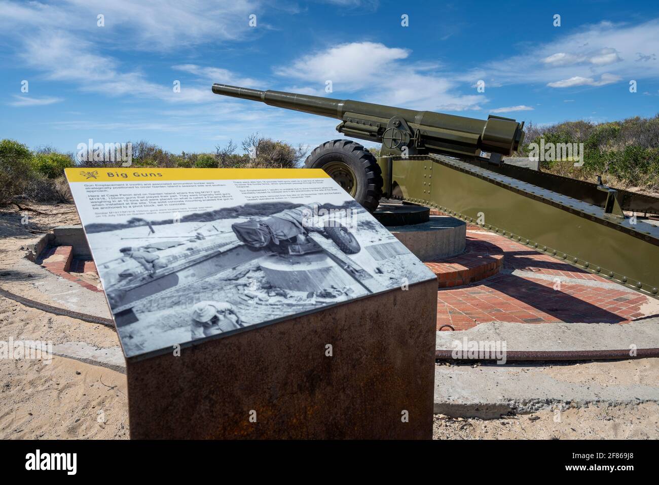 Réplique d'un canon artillaire de 155mm de K Heavy Battery à Peron Battery, Cape Peron, parc régional de Rockingham, Australie occidentale Banque D'Images