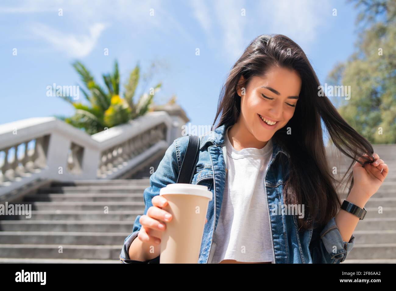 Jeune femme tenant une tasse de café. Banque D'Images