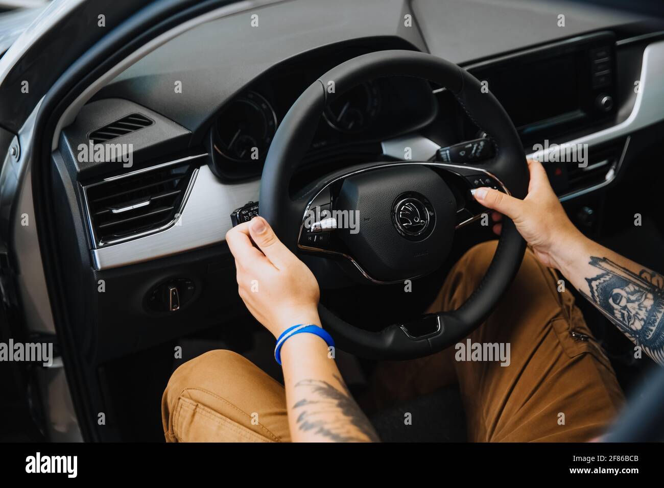 Zaporozhye,Ukraine- juillet 03 2020 : LA main d'un homme tient le volant d'une voiture. Banque D'Images