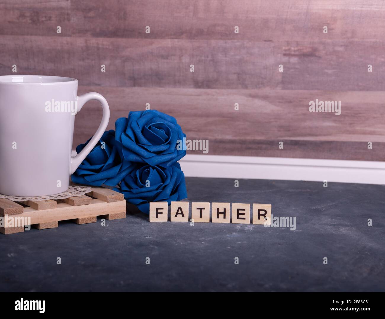 Cadeau accessoire pour hommes pour la fête des pères ou l'anniversaire sur fond de table en bois, noeud papillon et tasse à café. Copier le texte d'espace. Banque D'Images