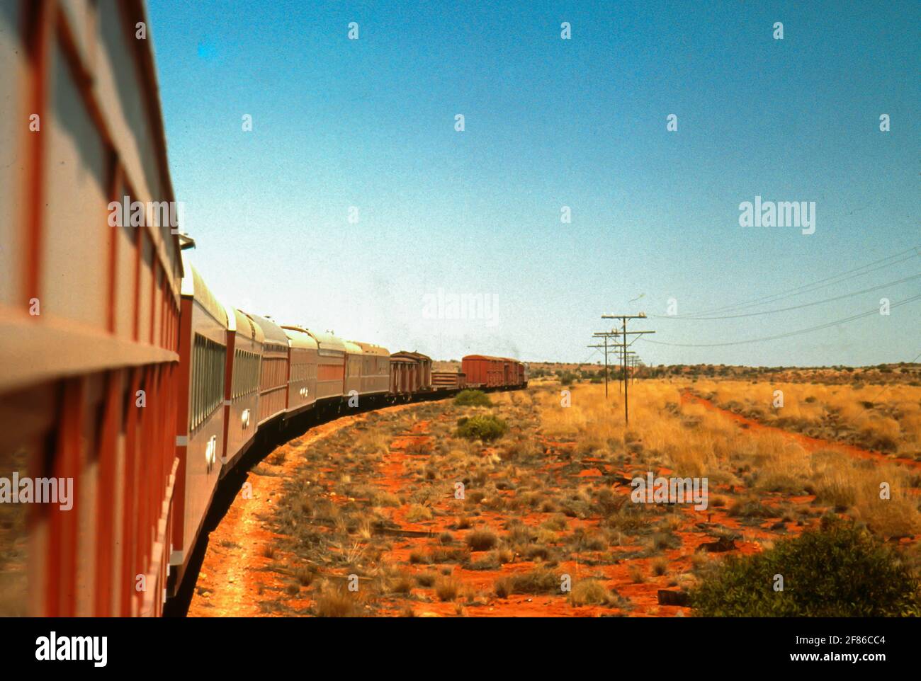 Le train Ghan de Central Australian Railways part vers le sud depuis Finke, 1970 Banque D'Images