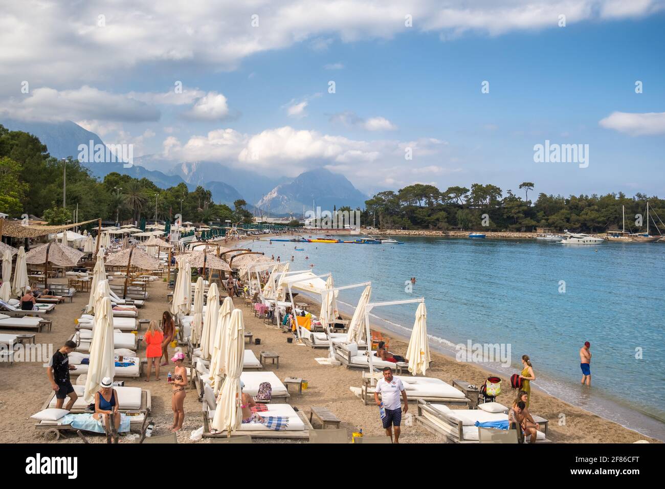 Transats sur la plage avec parasols et chaises longues à Kemer, Antalya, Turquie Banque D'Images